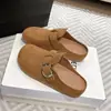Chinelos de Couro Genuíno com Solado Macio Estilo Birkenstock para Mulheres, Adequados para Uso Externo, Novo Modelo Primavera 2026, Calce Fácil Sapatos para Maternidade, Tamanho Pequeno, Meia-Sapatilha Fechada na Ponta para Mulheres
