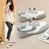 Zapatillas de cuero para mujer 2026 nuevo modelo de otoño, zapatos blancos con suela blanda y parte superior suave, casuales y ligeros, adecuados para madres, zapatillas de entrenamiento alemanas B62