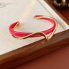 Pulseira Geométrica Aberta de Camada Dupla Galvanizada a Ouro Real, Simples e Versátil, Pulseira da Moda e Personalizada, Joia de Mão Elegante e de Alto Padrão para Mulheres