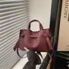 Bolso pequeño retro simple para mujer, nuevo bolso cruzado de moda 2026 para ir al trabajo, bolso de mano versátil de otoño tipo cubo