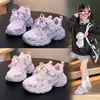 Tênis para meninas 2026 primavera e outono novos sapatos casuais estilosos com solas macias, antiderrapantes, versáteis, estilo "dad shoes", tênis de corrida para crianças