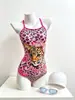 (Capa única, sin relleno) Traje de baño de una pieza para mujer, corte bajo, cobertura total, estilo chica sexy y ardiente, estampado metálico de leopardo rosa, piscina