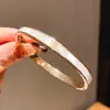 Pulseira Aberta Minimalista Quadrada Vazada Moda Pulseira Estilo Corte Retrô Europeu e Americano com Sensação de Luxo Leve e Alto Padrão