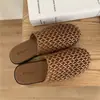 Chinelos Fechados de Tecido Vazado 2026 para Mulheres, Uso Externo de Verão, Estilo Elegante, Slip-On Plano, Mules Respiráveis e Confortáveis