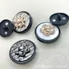 Hebilla de combinación de botones de aleación metálica de alta gama Botón para abrigo de lana Estilo Chanel Flor de moda Accesorios de ropa retro