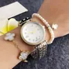 Reloj de mujer con detalles dorados y nácar, esfera con incrustaciones de diamantes, correa de aleación, venta al por mayor directa de fábrica, disponible para dropshipping