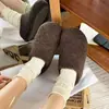 Estas sandalias slip-on versátiles y cómodas son perfectas con faldas, ofreciendo un look chic y elegante.. Son un artículo de tendencia 2026, con una suela suave, diseño que aumenta la altura y un ajuste cómodo, encarnando el estilo "pequeño Chanel".