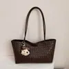 Bolsa de mano estilo coreano retro al por mayor para mujer 2026 Otoño Nuevo Color Sólido Tejida de un solo hombro Bolso para el trabajo Bolso de axila