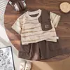 2026 Novas Roupas de Verão para Meninos Nova Listrado Bolso Único Gola Redonda Patchwork Retrô Roupas Infantis Manga Curta Conjunto de Duas Peças