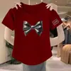 Top de design europeu para o verão com design único nos ombros, algodão sintético, camiseta slim fit de manga curta estilo coreano, branco, chique de nicho para mulheres