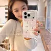 Adecuado para iPhone 17 y Apple 15 Pro Max, funda de teléfono de cobertura total para lente, nuevo diseño divertido, anticaídas, Apple rosa y blanco