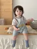 Macacão de Verão para Bebês Meninos Falso Duas Peças Listrado de Manga Curta Roupa de Verão Estilosa para Bebês e Crianças Pequenas Body