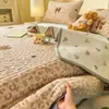 Frazada de Cama de Felpa de Leche de Gasa de Doble Capa Juego de Tres Piezas Dormitorio de Estudiantes Manta de Doble Cara Protector de Colchón y Cama