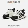 Tênis Esportivo Feminino Primavera e Outono Novo Estilo 2026 Superfície de Couro Menina Pequena Sapatos Forrest Gump Versátil Bebê Sapatos Casuais Criança Pequena Solado Macio