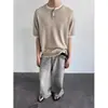 Camiseta de Manga Corta con Cuello "Henry Collar Estilo Old Money" Falsa de Dos Piezas Ajustada con Cuello en V para Hombre Verano 2026