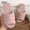 Chinelos de Bolinhas Nanbo Wan Home para Mulheres, Antiderrapantes, Confortáveis, Sola Macia, Tecido de Algodão, Universais para Todas as Estações, Chinelos Silenciosos para Chão