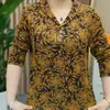 Moda Nova Outono/Primavera, Blusa Estampada Slimming Elegante e Versátil para Mães, Camiseta de Manga Longa com Gola Lapela, Perfeita para Usar em Camadas e Esconder a Barriga