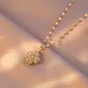 Nuevo collar de acero de titanio con trébol de piedra blanca giratoria de celebridad de Internet para mujer, moda de lujo ligero de nicho, colgante de cobre de alta calidad