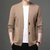 Cárdigan de punto de venta caliente para otoño para hombre, color liso, con bolsillos reales, cierre de seis botones, estilo casual, chaqueta de punto de manga larga para hombres jóvenes
