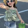 Roupas infantis coreanas de verão 2024 novo colete de suspensório xadrez com babados para meninas, shorts jeans com franja