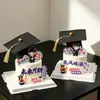 Decoración para Pastel Temporada de Graduación 2026 Goma Suave Birrete de Doctor Niño Niña Cabalgando la Ola de la Vida con un Futuro Brillante Topper Insert