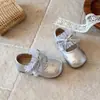 Zapatos de Cuero Cerrados Calados para Niñas 2026 Primavera/Verano Nuevos Zapatos de Princesa Bajos Bordados Planos Versátiles de Moda