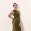 Venta al por mayor transfronteriza Nuevo Comercio exterior transfronterizo Vestidos Color liso Cuello diagonal Sin mangas Vestido largo Corte diagonal Vestido de satén