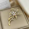 Novo broche de liga para mulheres, moderno e de alta qualidade, pino de luxo de nicho para casacos e ternos, simples e elegante, broche versátil