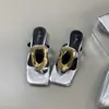Chanclas de diseño único con hebilla de metal para mujer, nueva moda de verano 2026, sandalias de dedo versátiles para exteriores