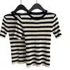 Top de Punto Fino a Rayas de Manga Corta con Cuello Redondo He Chen X Costilla Texturizada Adelgazante Suéter Sencillo