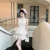 Vestido Rosa de Cuello Halter con Collar de Perlas y Parches de Malla, Corto y Esponjoso, Estilo Socialité Suave y Elegante Vestido para Cita