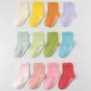 12 Pares de Meias Antiderrapantes Pontilhadas para Bebês e Crianças Pequenas, Meninos e Meninas, Meias Pretas, Brancas e Cinzas de Cano Médio, Meias para Trampolim e Chão Amazon