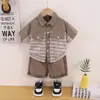 Conjunto de verano para niño 2026 nuevo estilo niños verano camisa de manga corta a rayas conjunto fresco de dos piezas ropa infantil de moda