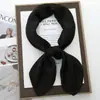 Lenço Quadrado Pequeno 70 Cores Sólidas para Transmissão ao Vivo Transfronteiriça, Lenço de Seda para Mulheres, Estilo Versátil para Primavera e Outono, Lenço Estiloso e da Moda para Combinar com Ternos e Camisas