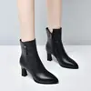 Botas de salto alto bico fino para mulheres, nova coleção outono/inverno 2026, estilo europeu e americano, pretas, efeito emagrecedor, com franjas e strass, botas curtas, saltos stiletto, sapatos da moda