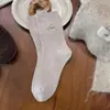 Calcetines de malla con puntos bordados de dibujos animados lindos de moda en capas para mujer de media pantorrilla de algodón para primavera y otoño calcetines de algodón peinado calcetines bordados