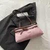 Nueva moda de otoño e invierno: bolsos con hebillas de cinturón simples y elegantes, diseños retro de moda, bolsos de hombro, bolsos de mano y bolsos pequeños para debajo del brazo