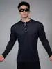 Camiseta Henley de Manga Larga para Hombre en Lyocell con Letras en el Hombro, Corte Ligeramente Ajustado, Top Texturizado para Hombre como Capa Base