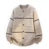 Suéter de Punto Rayado para Hombre 2026 Invierno Nuevo Estilo Coreano Moda Cárdigan Abrigo para Hombre Holgado Talla Extra Top