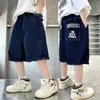 Shorts Jeans de Verão para Meninos 2026 Novo Estilo Roupa Infantil Versão Coreana Fresco e Estiloso Roupa de Trabalho Versátil Calça de Cinco Pontos Calça de Comprimento Médio