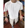 Camiseta de manga corta de seda helada para hombre, nuevo modelo de verano, patchwork de malla, corte holgado, transpirable, secado rápido, top retro de media manga moderno
