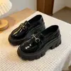 Zapatos de mujer con hebilla de caballo que aumentan la altura, elegantes zapatos pequeños de cuero nuevos para otoño 2026, mocasines de mujer con suela gruesa de espuma de goma