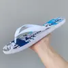 Nuevas chanclas con graffiti para hombre, moda de verano para exteriores, sandalias de dedo para hombre, pantuflas personalizadas antideslizantes, sandalias de playa de moda