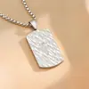Colar Elegante Personalizado Versátil de Aço Titânio para Mulheres Cruz Ondulada Oblíqua Tagline Europeu e Americano Cravejado de Diamantes Joias de Luxo Leve