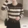 Cárdigan de punto estilo coreano, con bloques de color, cuello redondo, botones para mujer, colección principios de otoño 2026, que irradia un ambiente sofisticado y elegante, suéter versátil