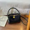 Bolso bandolera versátil de gamuza para mujer, nuevo de otoño, estilo coreano niche, con amuleto de felpa, bolso de mano 2026, bolso de hombro de oso pequeño