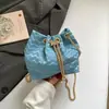 Bolsa Saco Fashion e Simples, Bolsa Feminina Corrente Tendência Estilo Ins Personalizada, Nova Versão Coreana 2026 Modelo Novo, Bolsa de Ombro Transversal com Efeito Ondulado