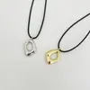 Collar con cordón negro y colgante de metal para mujer, estilo largo, alta gama, cadena para suéter ajustable, nuevo modelo 2026, accesorio de nicho de lujo ligero