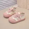 Zapatos de malla transpirable para niños 2025 verano nuevo estilo zapatos para caminar para bebé suela blanda zapatos para bebé suela blanda antideslizantes zapatos para correr