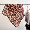 Lenço Quadrado de Algodão e Linho com Estampa de Leopardo Dupla Face e Duas Cores para Mulheres, Moda Primavera 2025, Xale de Algodão e Linho Elegante e de Alta Qualidade, Lenço de Seda Versátil para Proteção Solar